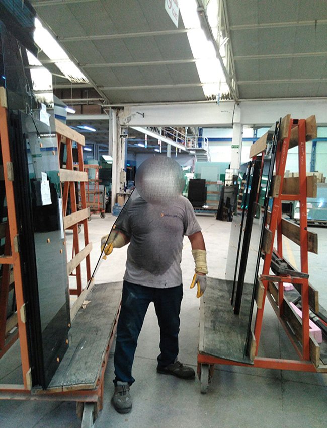 Sanayide ambulansların biri gidiyor biri geliyor. Düşüp bayılanlar kafayı sağa sola vuranlar ve kendine sendika diyen fakat işveren temsilciliği yapan ağalar tek önlem aldırmıyor!

.