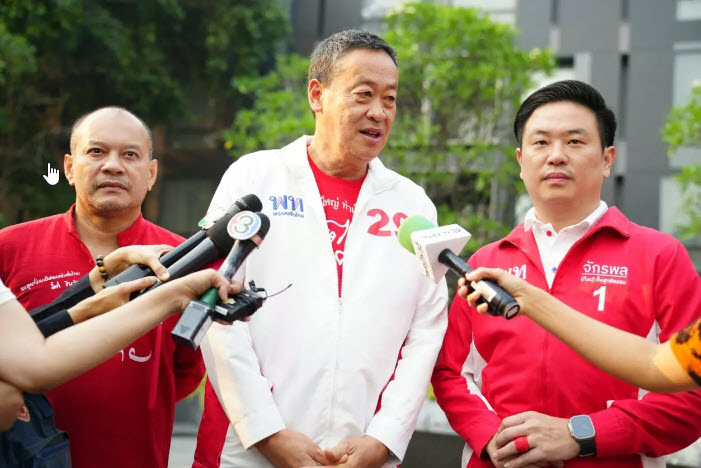 เศรษฐามาครึ่งทางแล้วสำหรับตำแหน่งนายกฯ
แม้รู้กันดีว่าในเพื่อไทยมีแต่ณัฐวุฒิที่เชื่อถือ
แต่งานนี้ว่ากันว่าทักษิณคุยเอง
ดังนั้นเศรษฐาต้องไม่กร่างเหมือนที่ผ่านมา
และนั่นเองจากนี้ต้องจับตาบทบาทณัฐุวฒิที่สนิทแนบแน่น

#เศรษฐา #ทักษิณ #จัดตั้งรัฐบาล #เพื่อไทย #ชลน่าน #รวมไทยสร้างชาติ