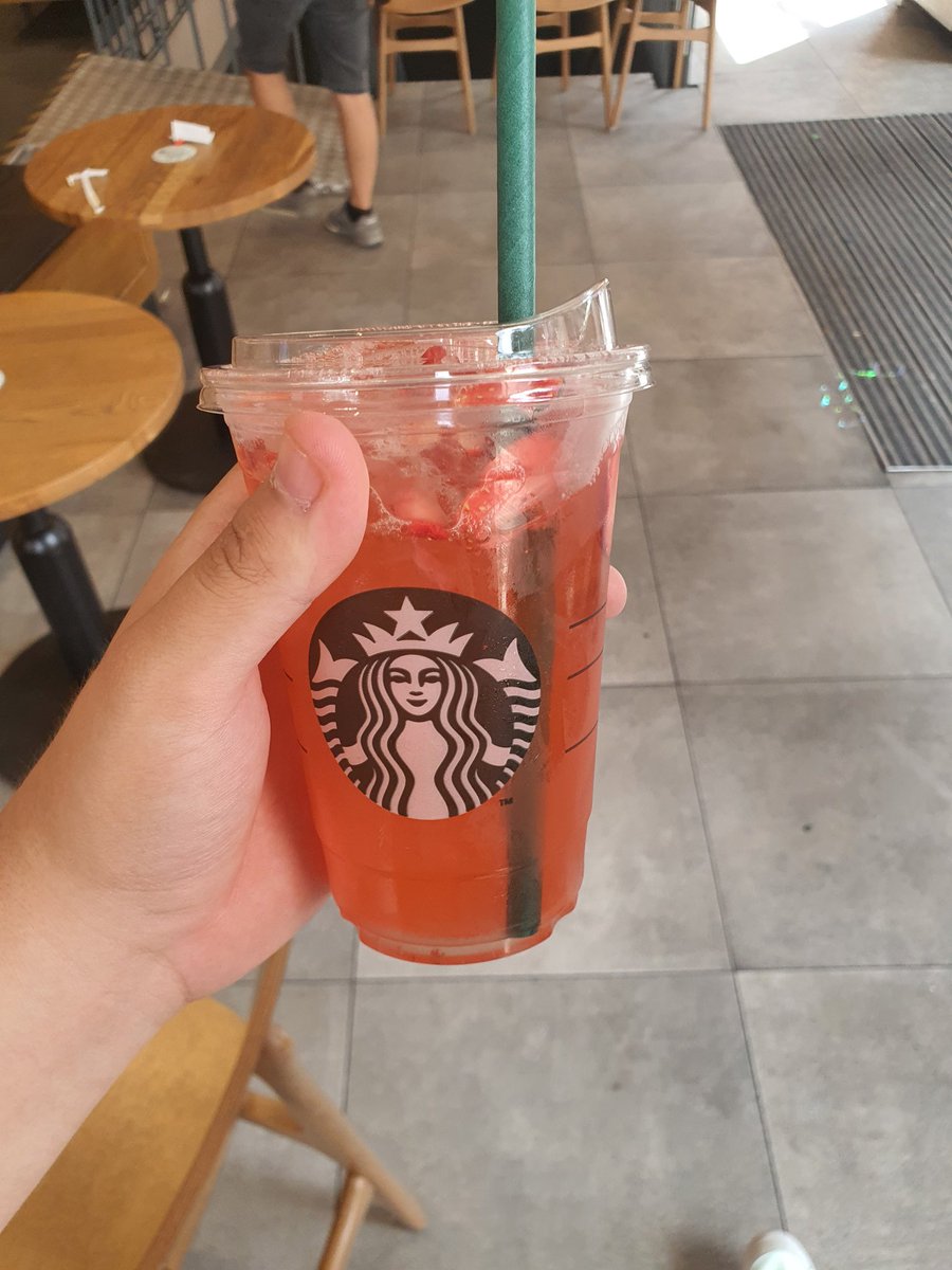 My first time being at Starbucks in Berlin and I just had to get the Strawberry Refresha @JuniperGD https://t.co/eG32T6iMkg