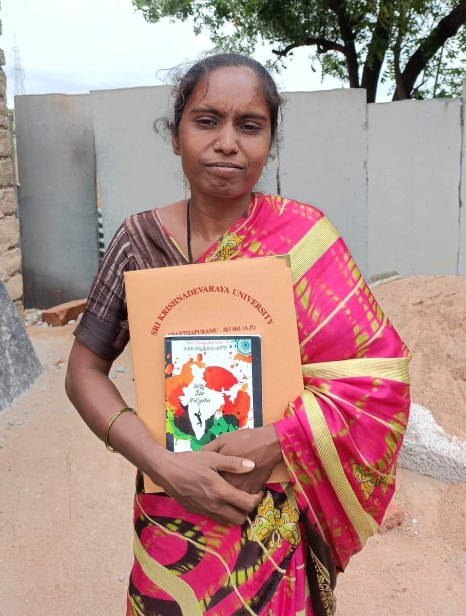 PkGollamudi's tweet photo. పేదరికంలో ఉండి వ్యవసాయ కూలి పనులకు వెళ్తూనే కెమిస్ట్రీలో పీహెచ్‌డీ చేసి ఎందరికో స్ఫూర్తి గా నిలచిన డాక్టర్ సాకే భారతి గారిని తెలుగు రాష్ట్రాల ముఖ్యమంత్రులు అభినందించి, ప్రభుత్వపరంగా  సత్కరించవలిసినదిగా కోరుతున్నాము.
@AndhraPradeshCM @ysjagan @TelanganaCMO
@KTRBRS @KTRoffice https://t.co/vx7srEkR11