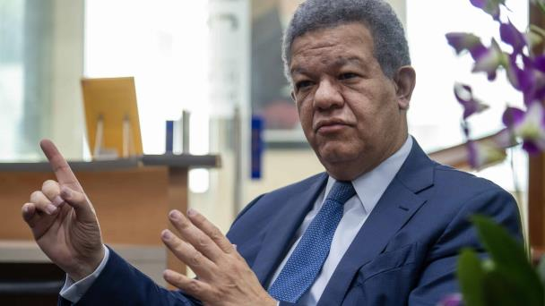 LeonardoJaquez's tweet photo. No me sorprende la postura del expresidente Leonel Fernández rechazar someter ante embajada EEUU listado de aspirantes a posiciones electivas de manera que puedan ser depurados de las bases de datos del FBI, DEA o cualquier agencia norteamericana que pudiese tener abierta investigación. Es el mismo Leonel Fernández de siempre: El que secuestró SCJ, TSE, JCE, CNM y todos los órganos de poder y control del Estado dominicano. LF no cree en la transparencia ni en la rendición de cuentas. Se considera estar por encima de toda entidad pública y especie humana sobre la faz de la tierra. Es el mismo prepotente de siempre, el que se negó entregar el 4% a la educación, el que dijo que el pueblo dominicano no sabe conceptualizar y el que se negó a participar en debate politico en 2008 porque a su entender principal contricante en aquel entonces no estaba a su nivel. No me sorprende postura de Leonel Fernández, sigue siendo el mismo prepotente y perverso de siempre decidido a regresar al poder para secuestrar la democracia dominicana.- 

#JaqueMate