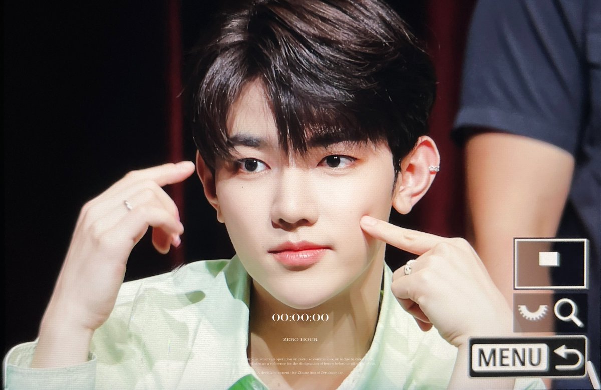 zerohour_zh's tweet photo. 230722 진짜 순정만화 남자 주인공 같으셔 ㅠㅠ🤍 #장하오 #ZHANGHAO #제로베이스원 #ZEROBASEONE #ZB1 https://t.co/NXgn0Rjb5Z