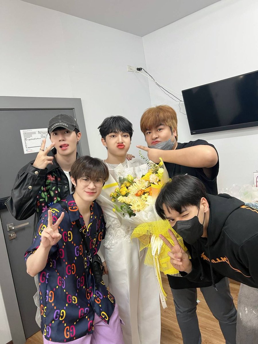 DomundiTV's tweet image. NuNew in PianoConcert 🎹

พี่อ๊อฟชั่น ซี ณฐ และเก่ง ตัวแทนจากดูมันดิ มาให้กำลังใจกับนุนิวในงาน “PIANO&amp;amp;I THE FIRST CONCERT” 🎤✨ 

#NuNew
#pianoandithefirstconcert