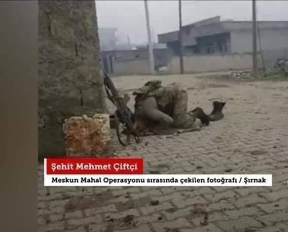 KumandanRte's tweet photo. Hani Hendek operasyonlarında bir yiğit vardı Şırnak’ta sokak ortasında seccadesini sermiş Namaz kılan.. O zor ve yoğun çatışma ortasında dahi namazını kaçırmazdı.. Yaralı uzman çavuşunu, askerini kurtarmak isterken, hainler onu sırtından habersizce vurdu, koltuk altından giren mermiyle şehit oldu. Naaşını hazırlayan imamın bizzat söylediği söz, şehidimizin gülen yüzünü görünce şehadete inanmamak mümkün değil..
İdil’e Kirpi zırhlısıyla giderken Timinden askeri Efe Osman Apayadın’ın omzuna kolunu atar ve oğlum biz buradan belki canlarımızı verip gideceğiz inşallah bizleri unutmazlar.. Hayatını askeri okullarda geçirip hiç bir şeyden korkmayan o cesaretli yiğit komutanın tek korktuğu şey unutulmaktı.. Efe Osman Apaydın’da, çok sevdiği komutanına kavuştu, 1 yıl sonra Şırnak’ta şehit oldu..
Rabbim şehitlerimizi cennetlerinde ağırlasın habibine komşu eylesin ruhları şad olsun milletimizin başı sağolsun ailesine sabırlar versin.
Ölmek için yaşayanlarda bizim hakkımız olmaz. Onlar haklarını bize helâl etsinler. Bize düşen geride bıraktıkları vatana ve ailesine sahıp çıkmaktır Elfatiha
