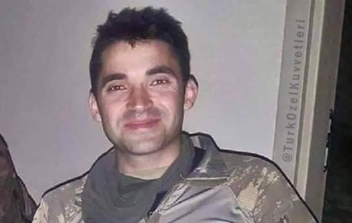 KumandanRte's tweet photo. Hani Hendek operasyonlarında bir yiğit vardı Şırnak’ta sokak ortasında seccadesini sermiş Namaz kılan.. O zor ve yoğun çatışma ortasında dahi namazını kaçırmazdı.. Yaralı uzman çavuşunu, askerini kurtarmak isterken, hainler onu sırtından habersizce vurdu, koltuk altından giren mermiyle şehit oldu. Naaşını hazırlayan imamın bizzat söylediği söz, şehidimizin gülen yüzünü görünce şehadete inanmamak mümkün değil..
İdil’e Kirpi zırhlısıyla giderken Timinden askeri Efe Osman Apayadın’ın omzuna kolunu atar ve oğlum biz buradan belki canlarımızı verip gideceğiz inşallah bizleri unutmazlar.. Hayatını askeri okullarda geçirip hiç bir şeyden korkmayan o cesaretli yiğit komutanın tek korktuğu şey unutulmaktı.. Efe Osman Apaydın’da, çok sevdiği komutanına kavuştu, 1 yıl sonra Şırnak’ta şehit oldu..
Rabbim şehitlerimizi cennetlerinde ağırlasın habibine komşu eylesin ruhları şad olsun milletimizin başı sağolsun ailesine sabırlar versin.
Ölmek için yaşayanlarda bizim hakkımız olmaz. Onlar haklarını bize helâl etsinler. Bize düşen geride bıraktıkları vatana ve ailesine sahıp çıkmaktır Elfatiha