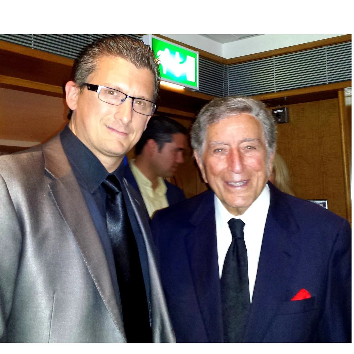 RIP Tony Bennett. He was a true and enduring gentleman and music legend in an era now long gone. I'll always treasure the few times we chatted backstage or somewhere else. Wish I had smiled in this picture. I guess I was still in awe. 😔
#music #thebest #rip #tonybennett #legend