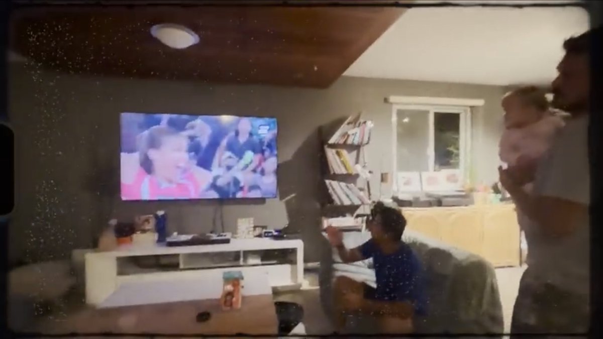 ixxxaaa's tweet photo. Angge, Direk Andoy and baby Bean supporting Alyssa and CCS. 

Ung mga tili at palakpak 🤣 nagugulat si bean. Pero so sweet, mula noon hanggang ngayon. 🥰

credit: the homans vlog https://t.co/oDg0TGi40w