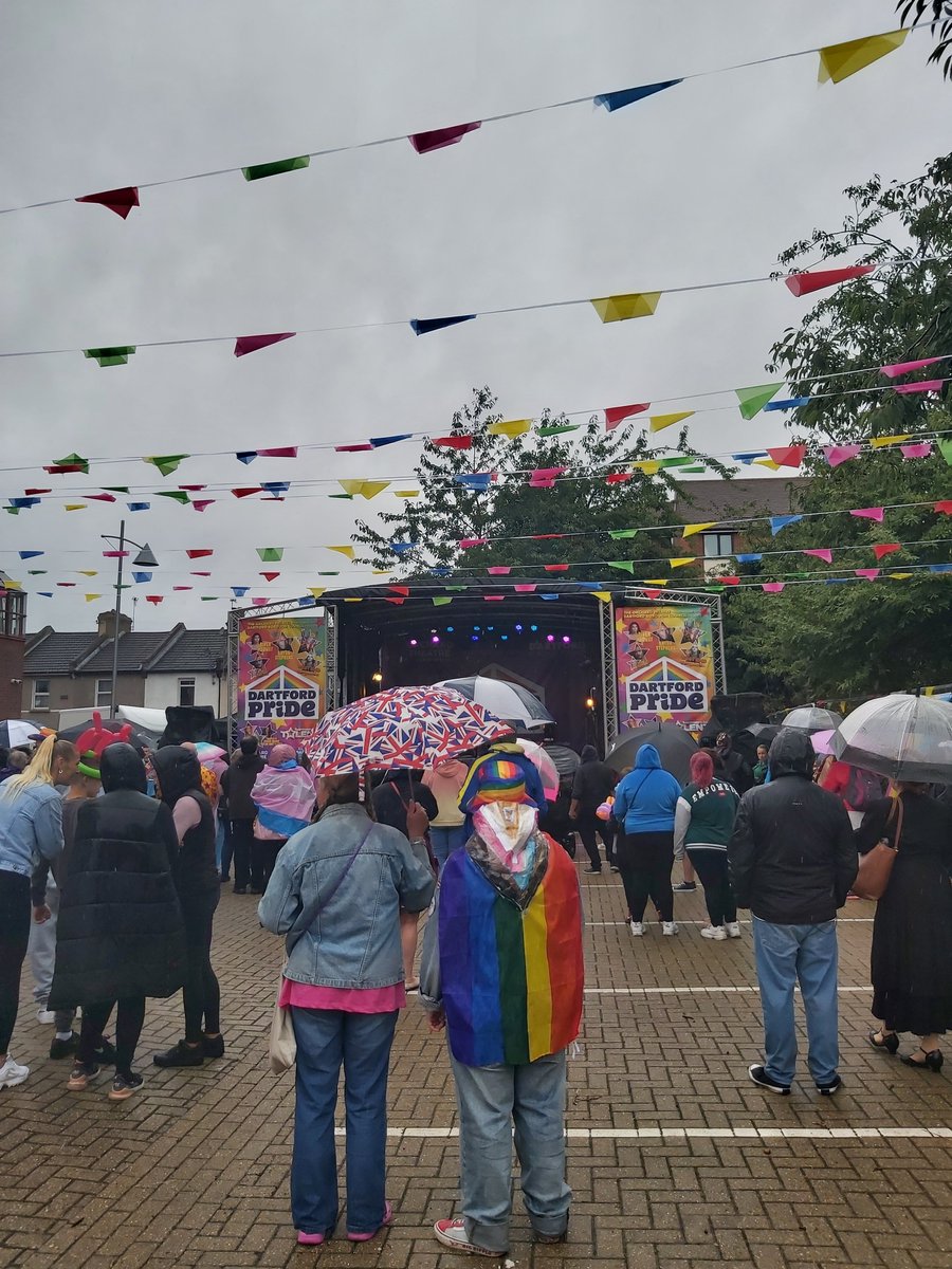 KentPoliceDart's tweet photo. It may be raining but Dartford Pride is going strong! Come on down and get your goodies and try on the uniform! #DartfordPride #PoliceWithPride TM https://t.co/I06BVv9qsQ