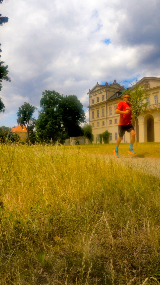 michal_kudrna's tweet photo. Někdy mi přijde, že se trenér při psaní plánu dost bavil, až ďábelsky smál. Třeba dnes. Po včerejší tortuře na silnici, měl být výklus(Z2). 
A taky čtu 12 km výklus a .. a sakra co to tam ještě je🤔😉
---
Trenink: 12 km výklus + 5x200 m na konci
#trenink #running #roadfromhell https://t.co/0yogNMxydl