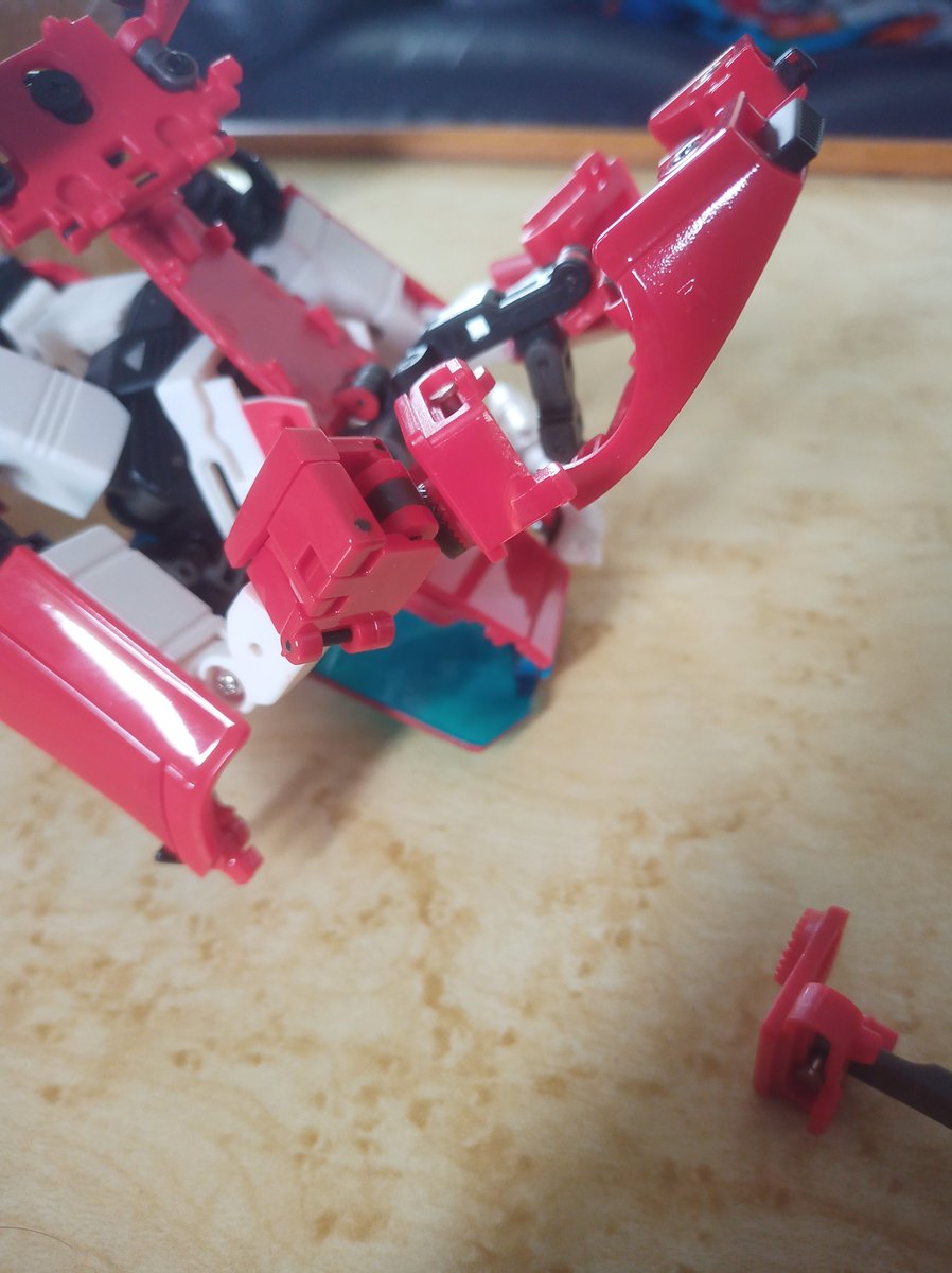 Kureigu8's tweet photo. Part came for Steamroll's shoulder, was easy enough to change out only two screws. The stress mark on the shoulder wasn't a big deal but big thanks to @ShowZStore for sending a replacement. #Transformers #Badcube #Steamroll #G1 #Sideswipe #parts #replacement https://t.co/A9tIXzaiYj