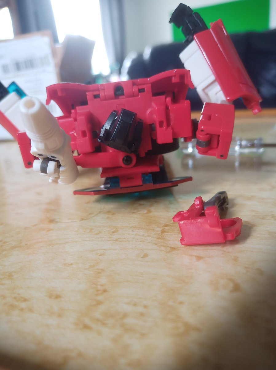 Kureigu8's tweet photo. Part came for Steamroll's shoulder, was easy enough to change out only two screws. The stress mark on the shoulder wasn't a big deal but big thanks to @ShowZStore for sending a replacement. #Transformers #Badcube #Steamroll #G1 #Sideswipe #parts #replacement https://t.co/A9tIXzaiYj