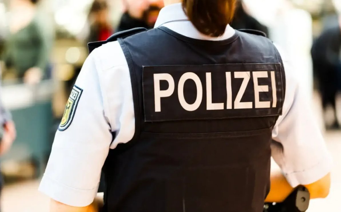 echo24cz's tweet photo. Aktivisté v uniformách. Poslední generace se „infiltrovala“ do policie. #posledni #generace #policie
Více: https://t.co/LHrrzCLBZj https://t.co/WYhyH36Gkd