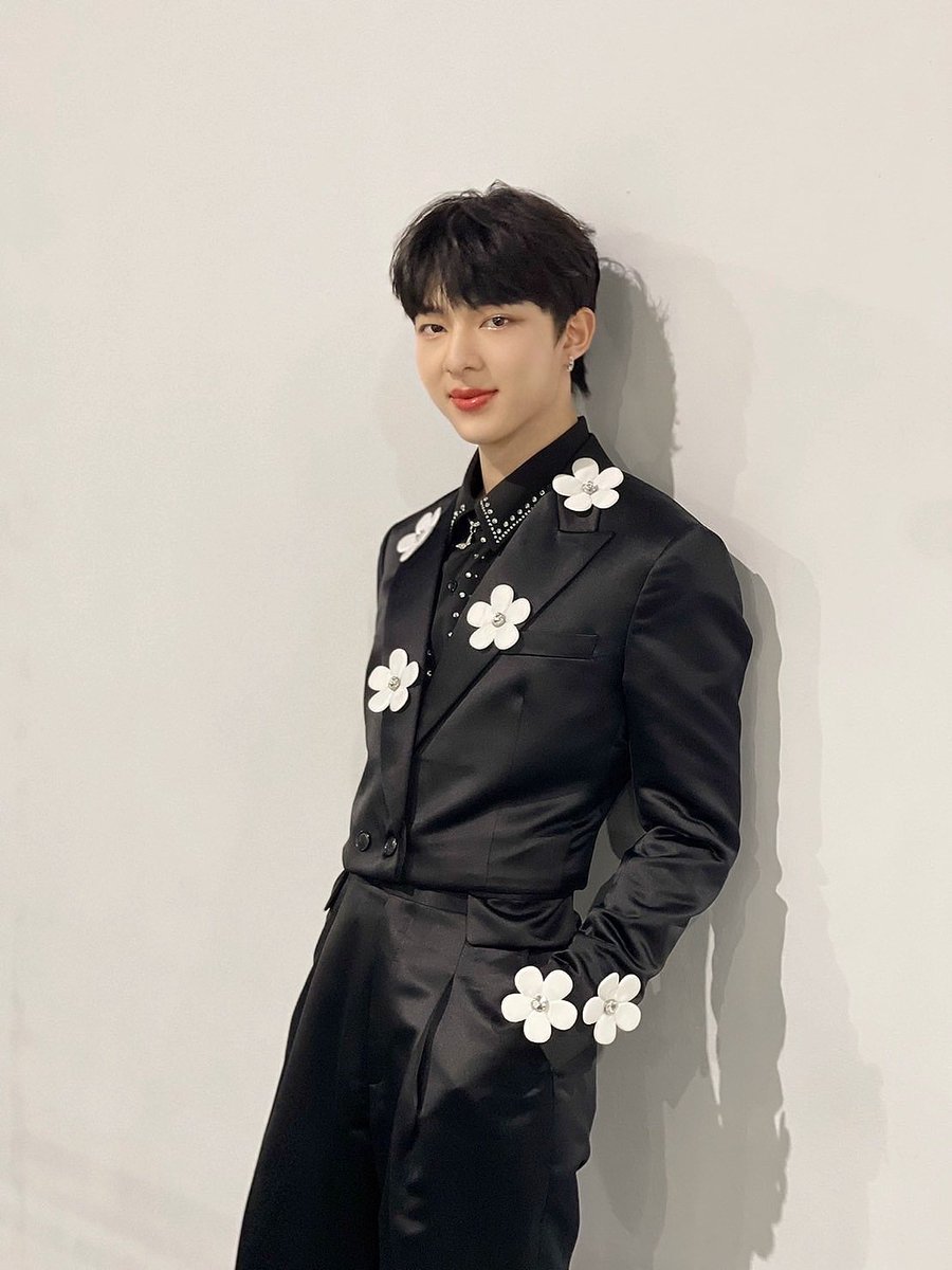 DMDMusicTH's tweet image. Black &amp;amp; White 🖤🤍

มาส่งกำลังใจให้ศิลปินคนเก่งของเรากันนะคะ โชว์รอบแรกสุดประทับใจ โชว์รอบสุดท้ายต้องประทับใจแบบคูณสอง!

#NuNew
#pianoandithefirstconcert