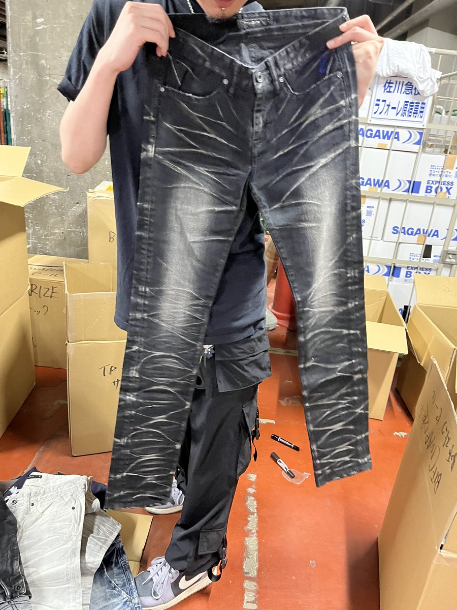 JpBlk's tweet photo. CIVARIZE スキニーデニムやブーツまでなんとは破格のお値段で😳！！！

チラ見せその②

#ラフォーレ原宿
#サンプルセール https://t.co/dO0OasKNm5