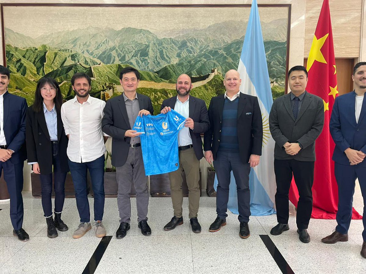 Desde <a href="/FeDUArgentina/">FeDUA</a> nos reunimos con Sun Yi, Ministro Consejero de la Embajada China en Argentina. Charlamos sobre la relación deportiva y cultural entre ambos países y le hicimos entrega de la camiseta que usará la delegación Argentina en Juegos Mundiales Universitarios 🇦🇷🤝🇨🇳