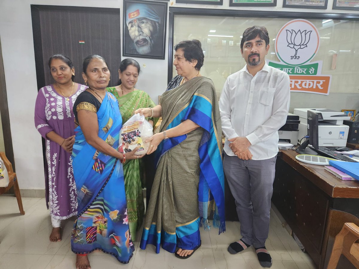 LavekarBharati's tweet photo. #सेवा_दिन
On the occasion of the birthday of Maharashtra's dynamic leader, Hon. Deputy Chief Minister Shri Devendra Fadnavis Saheb, and as part of the initiative #SevaDay, distributed #Ration_Kits to #Safai_Kaamgar & needy people residing in #Versova_Vidhansabha. Also Present Were Ex Corporator Yogiraj Dabhadkar , Ex Corporator Ranjana Patil & BJP Padhadhikaris & Karyakartas.