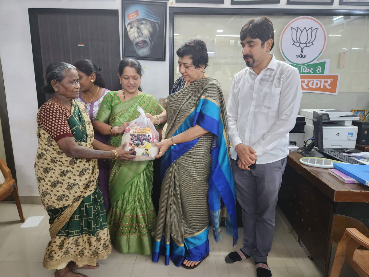LavekarBharati's tweet photo. #सेवा_दिन
On the occasion of the birthday of Maharashtra's dynamic leader, Hon. Deputy Chief Minister Shri Devendra Fadnavis Saheb, and as part of the initiative #SevaDay, distributed #Ration_Kits to #Safai_Kaamgar & needy people residing in #Versova_Vidhansabha. Also Present Were Ex Corporator Yogiraj Dabhadkar , Ex Corporator Ranjana Patil & BJP Padhadhikaris & Karyakartas.