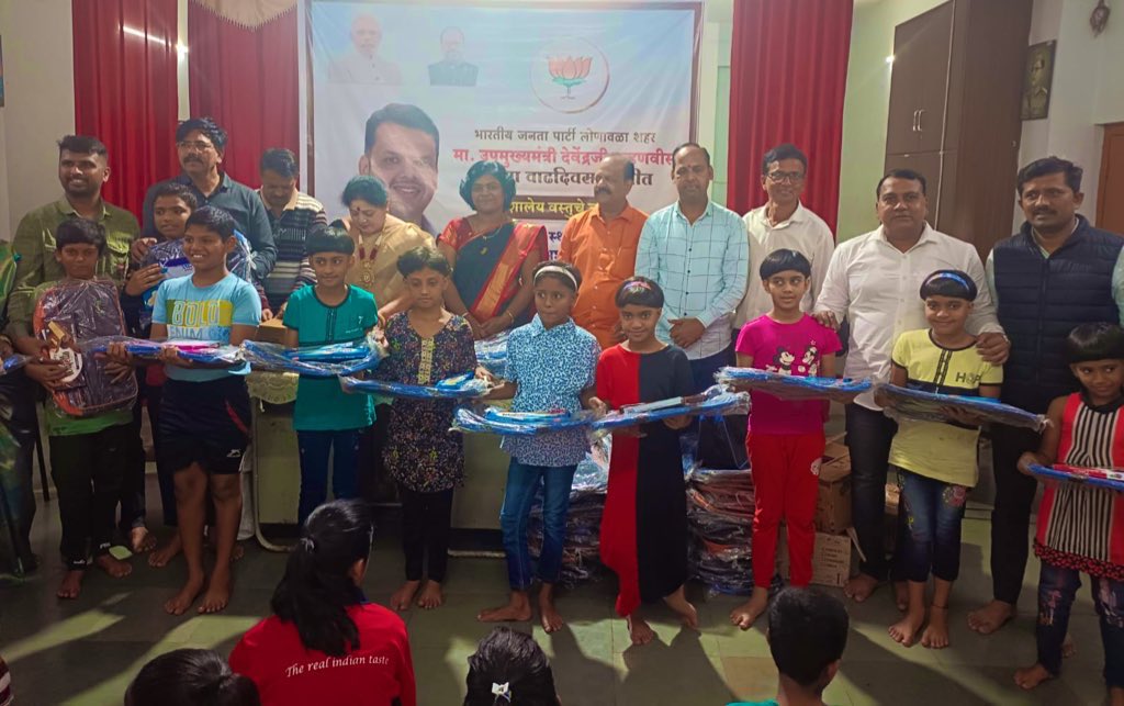 _IamISC_'s tweet image. Happy birthday @Dev_Fadnavis it’s wonderful to celebrate your birthday with so many gifts for our lovely children at Antar Bharati Balgram, Lonavala @_IamISC_  thank you Surekha tai Jadhav @Swachh_Lonavala  #DevendraFadnavis @medhaoka @Tejassupekar @ShubhangiBhor2