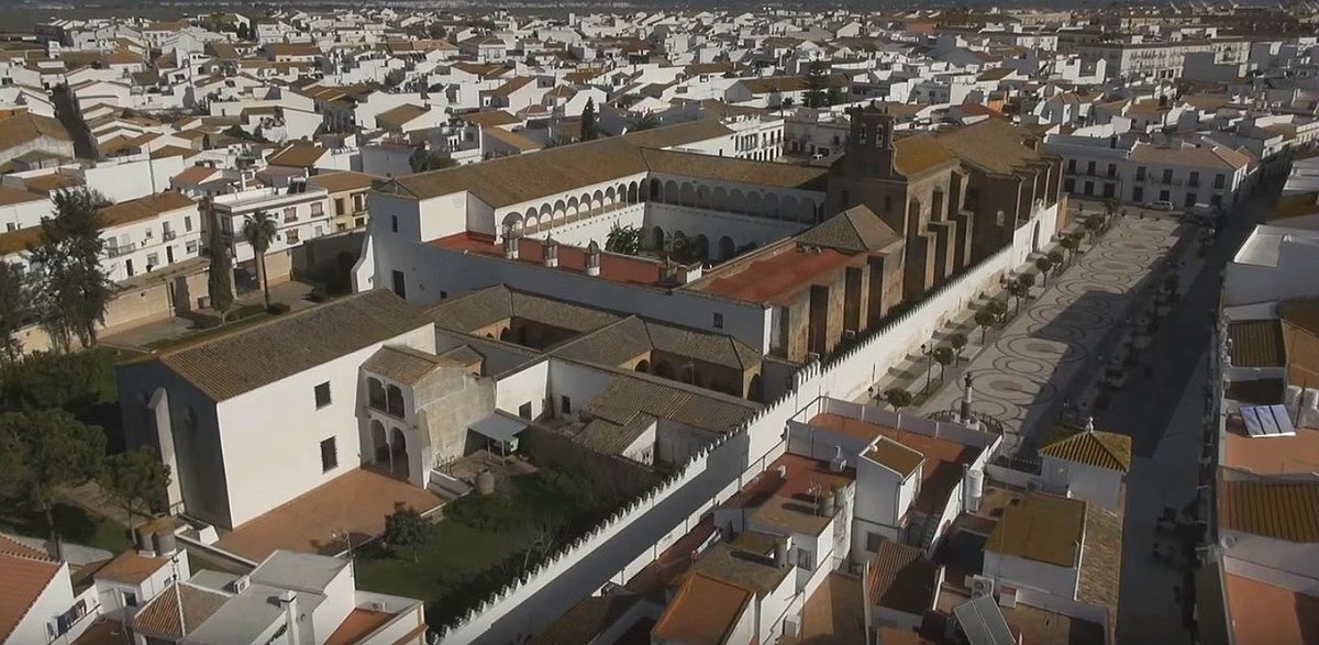 El Monasterio de Santa Clara de Moguer es uno de los mejores ejemplos de Historia, Arte y Fe de la provincia de Huelva y España. Entre sus muros han ocurrido hechos históricos de una importancia muy elevada que pasaré a contar en este hilo!

🧵🧵🧵🧵
