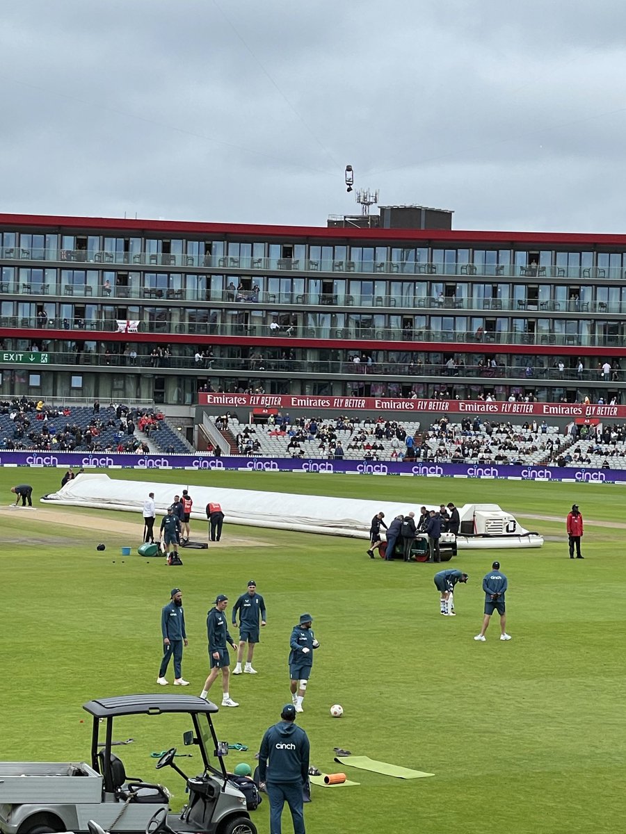 Duckett’s found his bucket… ⁦<a href="/BenDuckett1/">Ben Duckett</a>⁩⁦<a href="/jimmy9/">James Anderson</a>⁩ ⁦<a href="/benstokes38/">Ben Stokes</a>⁩
⁦<a href="/StuartBroad8/">Stuart Broad</a>⁩ any spares can’t find three been trying for the last four days…#emiratesoldtrafford #ashes