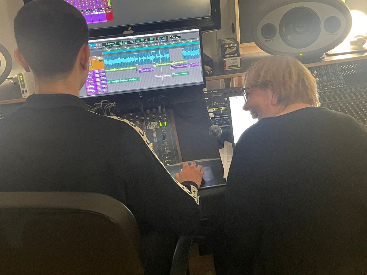 ShivieArgyle's tweet photo. Last night I finished the backing track for #AuldLangSing 

I cannot thank Lewis from @Paulshalls enough for his skill &amp; incredible support, especially when time is short

The world is a better place when we are able to laugh, to love &amp; to trust

I am so grateful today https://t.co/4MhDxDDYBq