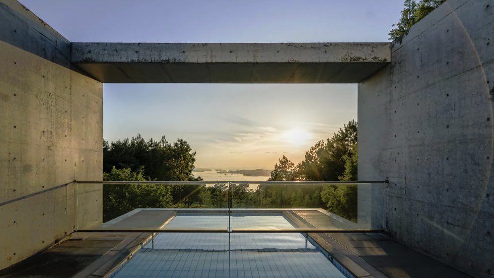 美術館としての建物をリノベーションした愛媛にあるスモールラグジュアリーホテル「瀬戸内リトリート青凪」
開放感溢れるガラス張りの窓からは瀬戸内の雄大な景色が一望できる。