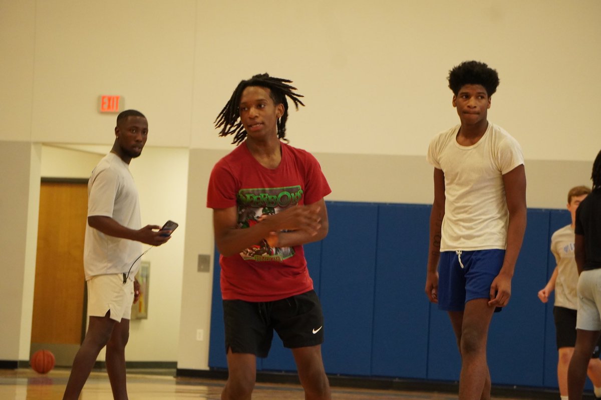 WestFelBBall's tweet photo. Expanding our toolbox with the fundamentals of basketball. 

Week 6 of summer training completed. 

#GRITBASKETBALL 
#WeAreWestFel⚜️ https://t.co/t4lV7J4wrO