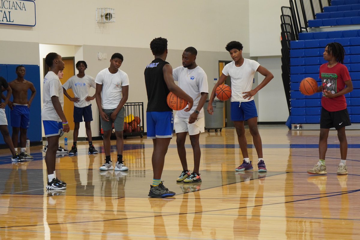 WestFelBBall's tweet photo. Expanding our toolbox with the fundamentals of basketball. 

Week 6 of summer training completed. 

#GRITBASKETBALL 
#WeAreWestFel⚜️ https://t.co/t4lV7J4wrO