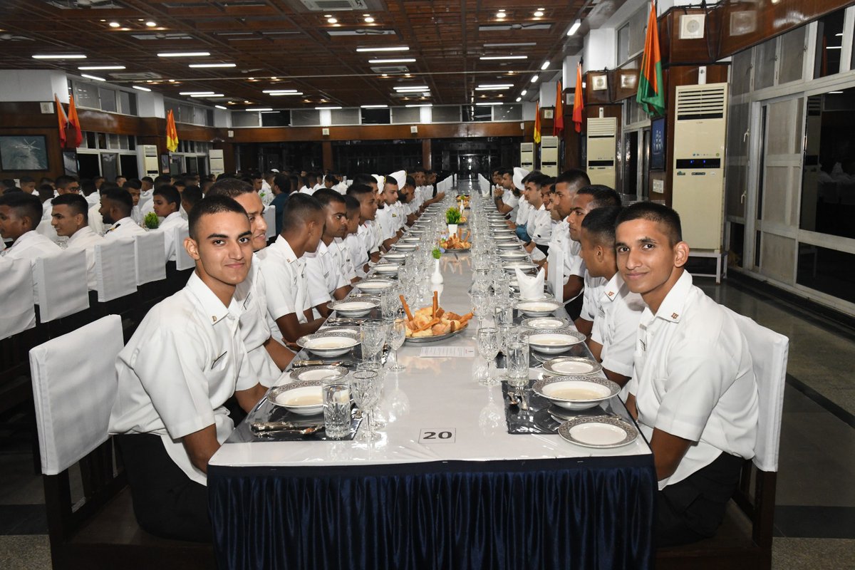 IN_NavalAcademy's tweet photo. #ShapingFutureNavalLeadership
Military etiquette & grooming for Officer Trainees @IN_NavalAcademy.
Flotilla Captain's Mess Night conducted on 21 Jul.
Mentoring Officer Cadets by Instructors & Seniors on elementary Mess courtesies, customs & traditions.
#ServiceEthos
#SocialGraces https://t.co/2ycSJAq936