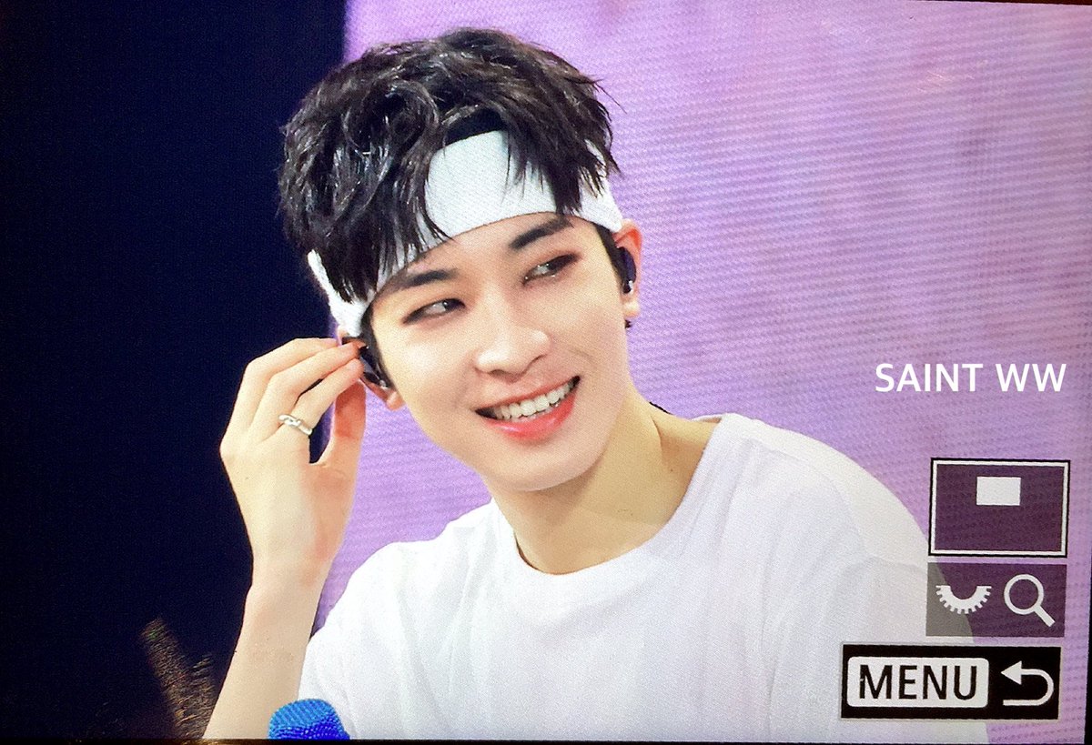 saint_ww's tweet photo. 230722 FOLLOW 서울콘 #세븐틴 #SEVENTEEN #원우 #WONWOO #냥 #세븐틴에서_제일가는_멋쟁이
@pledis_17
이틀 연속 헤어밴드 짱짱ㅠ https://t.co/huQW8yAUlB