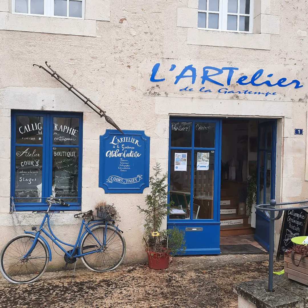 emylwaukee's tweet image. J'ai pris un cours de calligraphie à Montmorillon, Cité de l'Ecrit. Instructif, créatif et relaxant 😊 ✒️ #Montmorillon #calligraphie #Poitou #PaysduFuturoscope #Vienne86