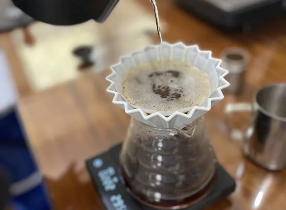 tropiquo's tweet photo. Una de las cosas hermosas del método V60 es que te permite controlar todos los aspectos de la preparación, desde la temperatura del agua hasta la velocidad de vertido, lo que te permite ajustar y experimentar para encontrar el sabor de café perfecto para ti. https://t.co/zyt1FxWlVx