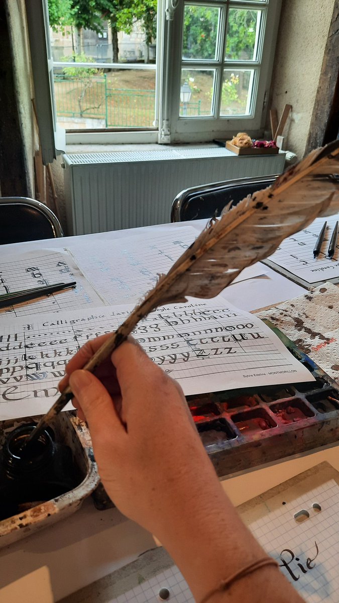 emylwaukee's tweet image. J'ai pris un cours de calligraphie à Montmorillon, Cité de l'Ecrit. Instructif, créatif et relaxant 😊 ✒️ #Montmorillon #calligraphie #Poitou #PaysduFuturoscope #Vienne86