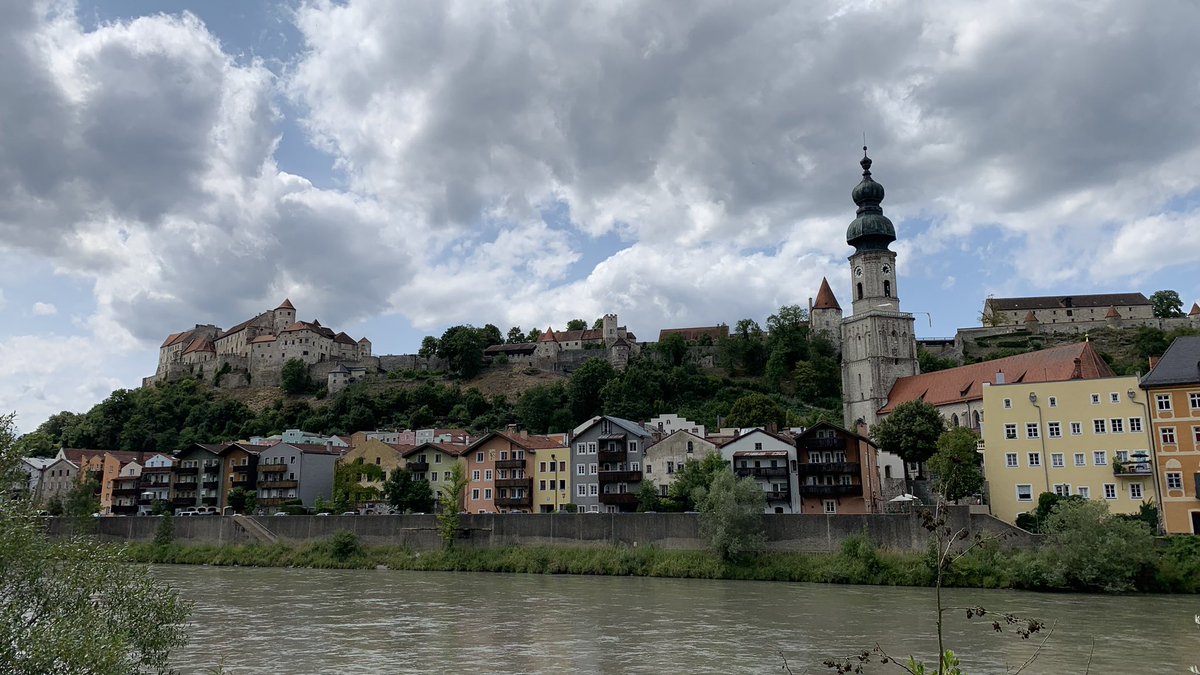 Burghausen. Het kasteel staat aan de Salzach, een riviertje dat de grens met Oostenrijk vormt. Het kasteel van Burghausen is met een lengte van duizend meter “het meest langgerekte kasteel van Europa” #datuhetweet