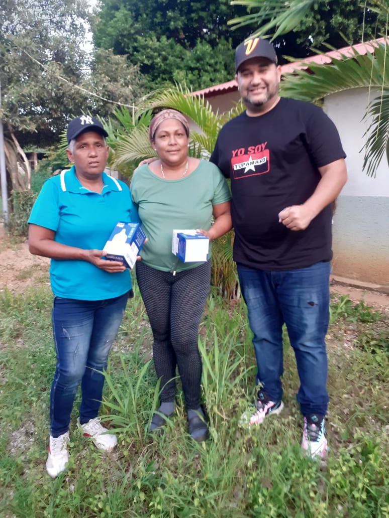 Cumpliendo lo que prometemos   Si' está tropa no descansa y seguimos avanzando por  nuestras comunidades, aquí estamos en el sector Ali primera haciendo la entrega de unos bombillos para el bienestar de nuestra gente , completamente seguros de que a él trabajo no le gana nadie