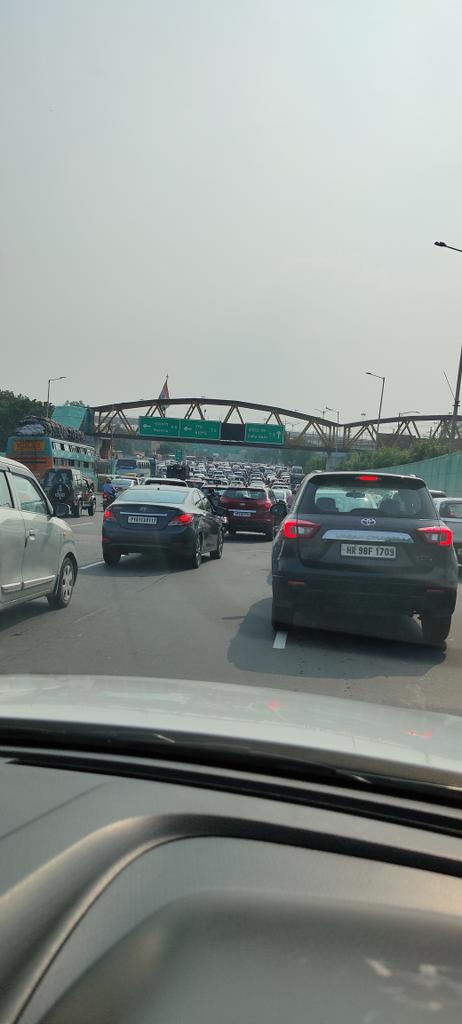 usp1409's tweet photo. Frustrating to face this problem everyday since last few days....though SP marg is clear one is stuck up due to traffic taking left turn towards Ring road or towards AIIMS...hope the agency responsible takes corrective actions ASAP... https://t.co/z0gHNQoj6f