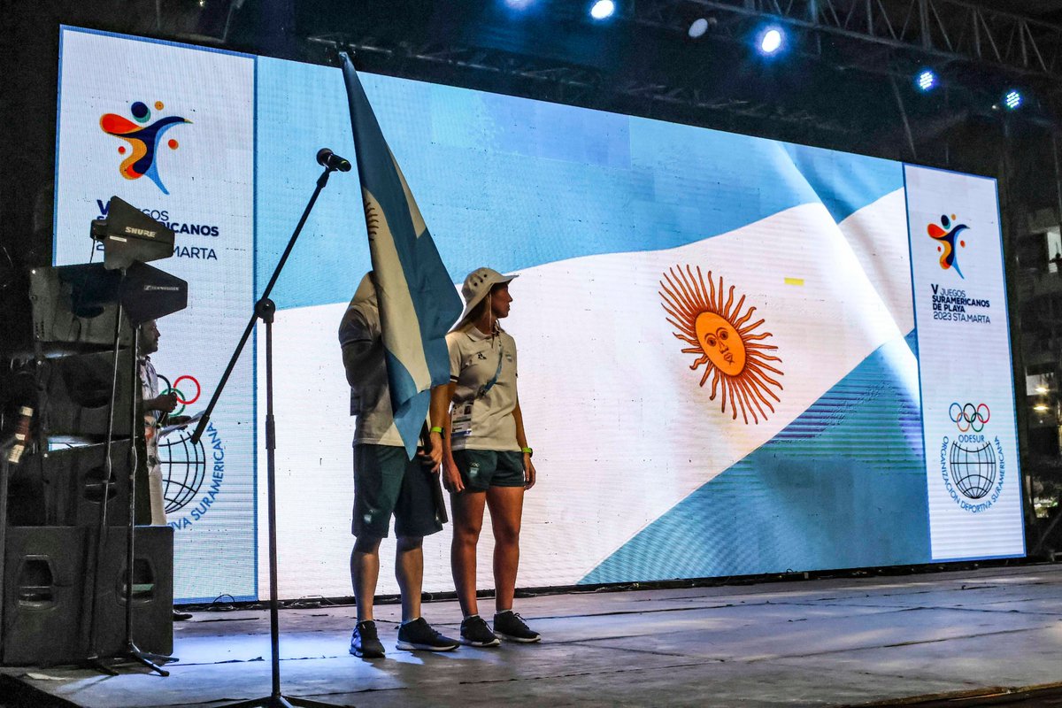 ¡ADIÓS SANTA MARTA 2023! > Llegaron a su fin los V Juegos Suramericanos de Playa #SantaMarta2023 🇨🇴. Los atletas Romina Imwinkelried y Guillermo Bertola, ambos multimedallistas en #AguasAbiertas, portaron la Bandera Argentina 🇦🇷 durante la Ceremonia de Clausura.

⏬➕⏬