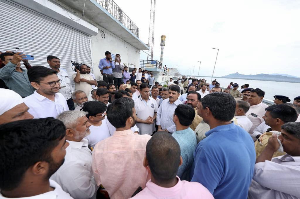 ChaudhryShankar's tweet photo. સારા વરસાદના પરિણામે દાંતીવાડા ડેમ ભરાતા, ડેમના દરવાજા ખોલી પાણી બનાસમાં વહેતુ કર્યું. 

ભગવાન ઇન્દ્રના આશીર્વાદથી બનાસ નદી આજે ફરી સજીવન થઈ, બનાસમાં વહેતા પાણી જોઈ બનાસવાસીઓમાં નવી ઊર્જા, ઉલ્લાસ અને શક્ત���નો સંચાર થયો છે. https://t.co/kKId0FGOw4
