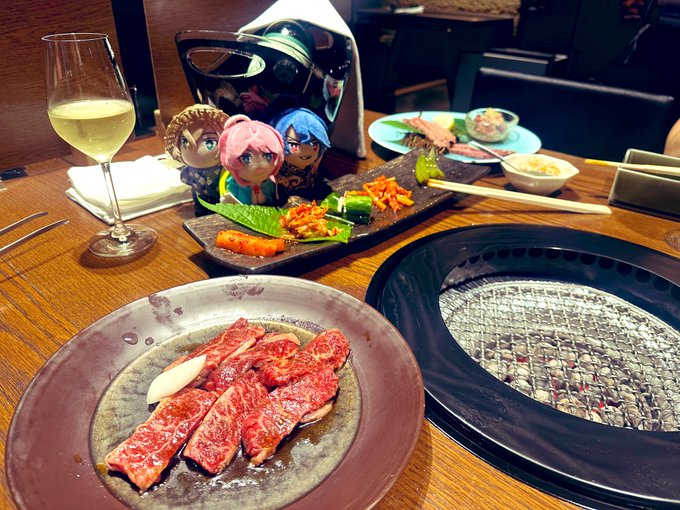 5年ぶり⁇くらいに会う友だちにいきなりステ3面を見せて美味しいお肉を食べてたくさん喋って笑って、焼肉屋さんのかわいい店員さんに「さっき撮ってたのポッセですか…⁇」って話しかけてもらってしあわせな1日でした