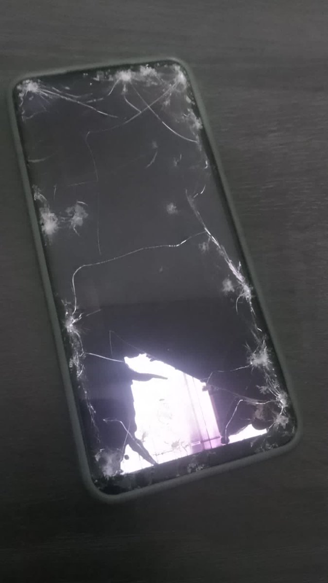 sialanmemang's tweet photo. 🤓: Mbok Kadek semangat kerjanya ya
😌: Kenapa emang?
🤓: Hape Komang jatoh lcd nya rusak 
😌: _-! https://t.co/zTovWcnqIm