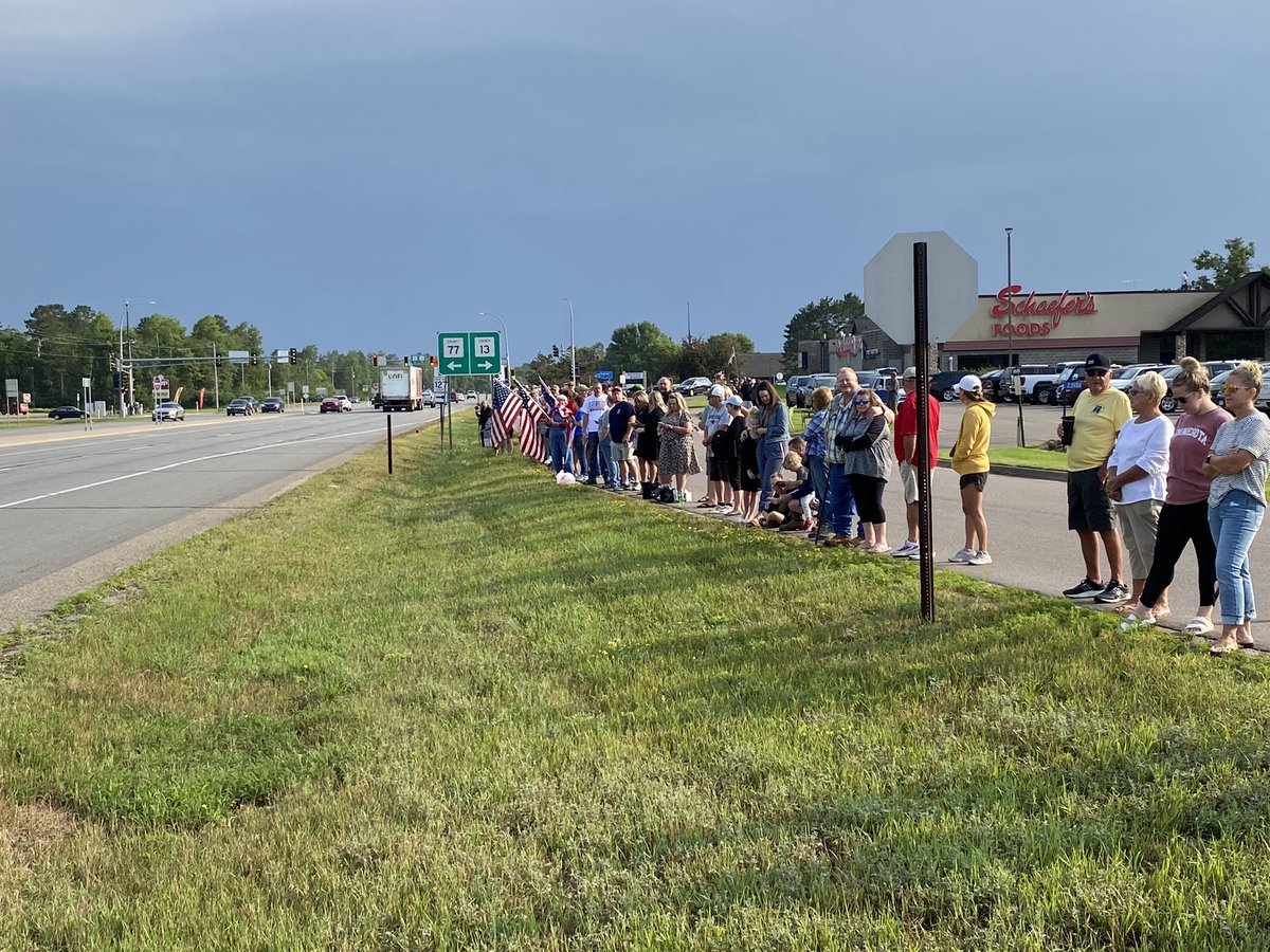 DannySpewak's tweet photo. Incredible sight this morning along Highway 371 from Baxter to Pequot Lakes, as hundreds of people line up to pay their respects to Officer Jake Wallin. The Minnesota native will be laid to rest today. @kare11 https://t.co/xkmm9AUDTR