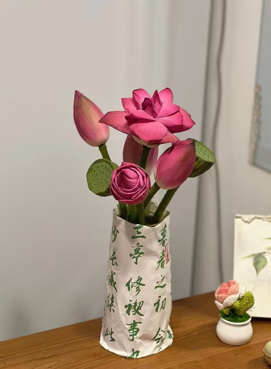 yangxiaolu_amy's tweet photo. 夏日荷花。一直有粉丝问我在哪里写小说，我去过的平台挺多的，晋江、起点，还有一些比较小的网站都写过，最近考虑转型去豆瓣。至于怎么找我的小说，只能说我目前还不想把推特上的我和作为网文写手的我联系起来，所以只能抱歉了 https://t.co/KmvbocMbeo