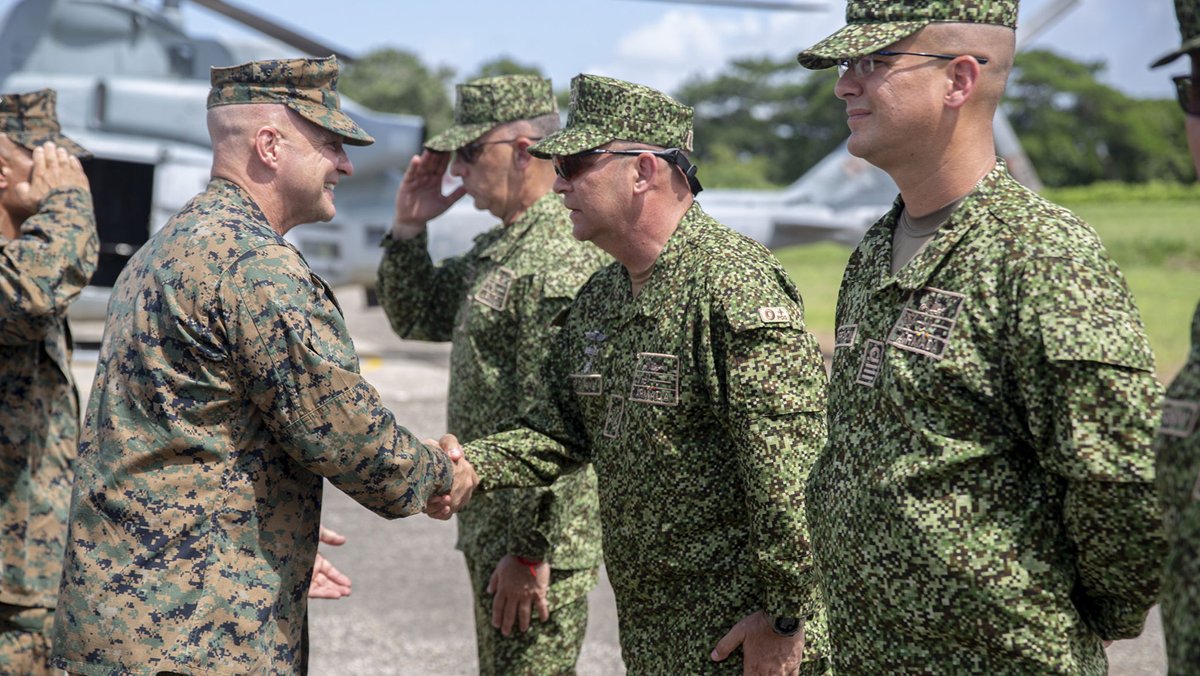 marforres's tweet image. .@USMC Lt. Gen. David Bellon met with partner nation forces participating in #UNITASLXIV at Coveñas, Colombia, July 18, 2023. UNITAS enhances interoperability among nations, promoting peace and stability in @Southcom’s area of responsibility. @MARFORSOUTH