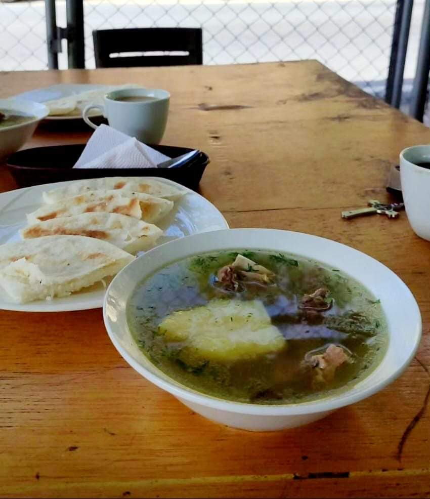 EmiroNavarro_'s tweet photo. Caldo de Costilla, arepa ocañera con queso. #food #tasty #desayuno #fypシ https://t.co/GsTJcIzb4J