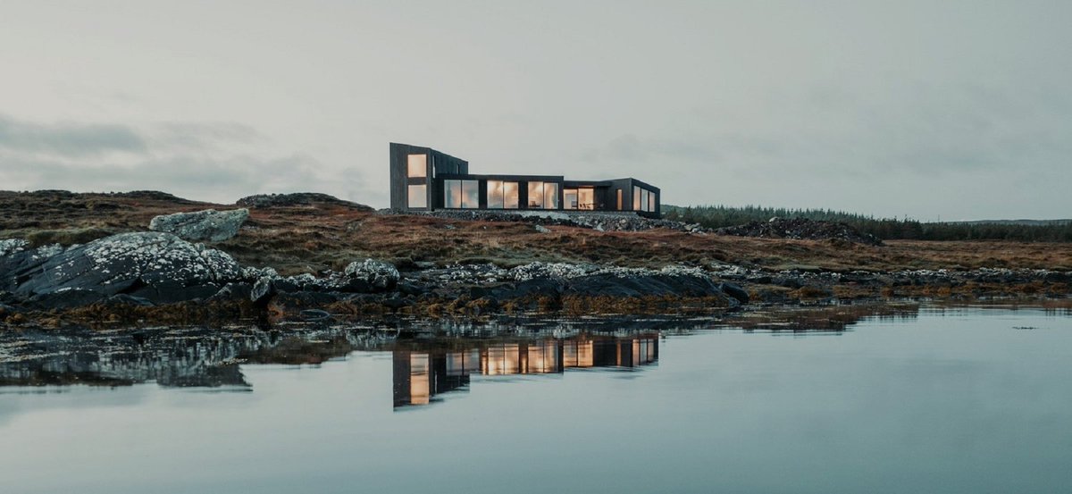 #100x100Masterhouses
Modular #prefab House
Claddach Valley, North Uist
Outer Hebrides #Scotland
#architecture by Koto Design · 2022
+ designboom.com/architecture/k…… 

[modules were pre-built in a factory in the Welsh countryside and then transported and assembled on site] #TheHebrides