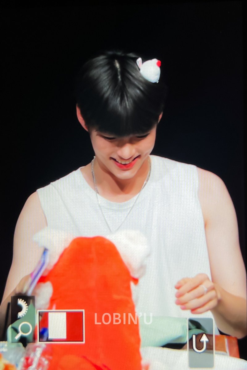lobinu0613's tweet photo. 230722 팬싸인회
🥹😇

#성한빈 #SUNGHANBIN #ZB1 #제로베이스원 #ZEROBASEONE https://t.co/QvgmQyE0du
