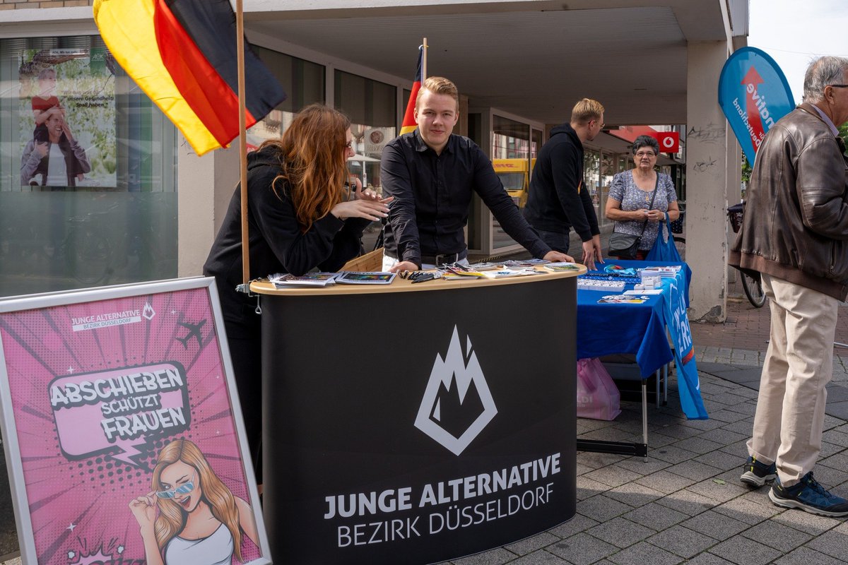 JADdorf's tweet photo. Unser heutiger Infostand in #Langenfeld zusammen mit der @AfDMettmann.

Sehr gute Stimmung und positive Resonanz auf der Straße.

Die Zeit des großen #Abschieben|s rückt näher. https://t.co/Ot3RfNKU48