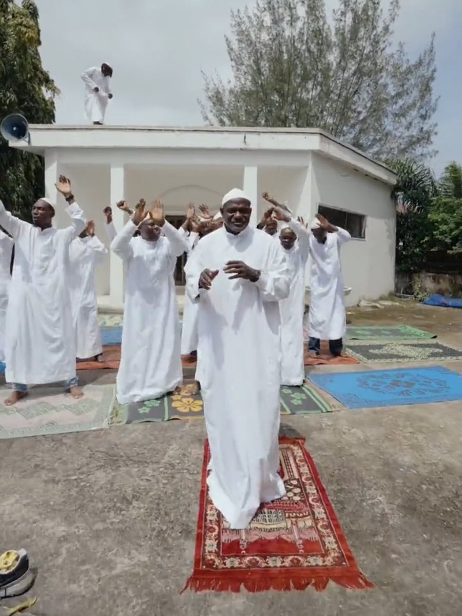 AbbaM_Abiyos's tweet photo. We are not condemning the Arab attire this Yoruba Muslims wear, we are condemning the playing of song in mosque and dance on-top of Sallah mattresses. Is very wrong 💯

Music is totally taboo in Islam👌 https://t.co/eE1fldGVtG