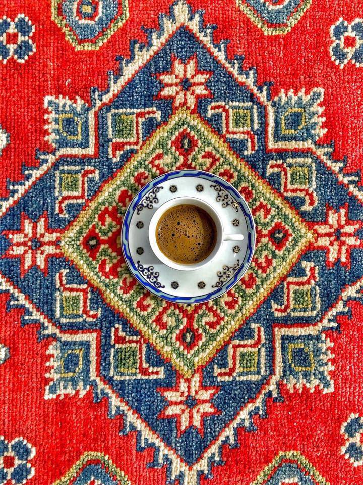Geleneksel Bosna halısı ve kahve
