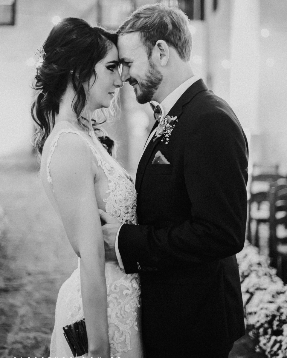 blessends_'s tweet image. NO OLHAR, O UNIVERSO SE REVELA 🖤🤍 Nessa foto em preto e branco, a essência do amor se traduz no olhar profundo e sincero do casal. Cada detalhe desse momento único nos envolve em um mundo de emoções. 💕✨#casamentos2023 #noiva #noivo #noivado #casar #casamentos #wedding #bride